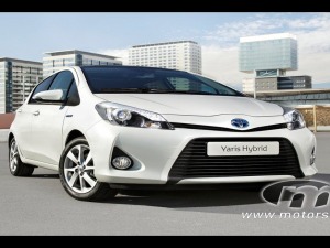 Toyota-Yaris_Hybrid_2013 white car wallpaper